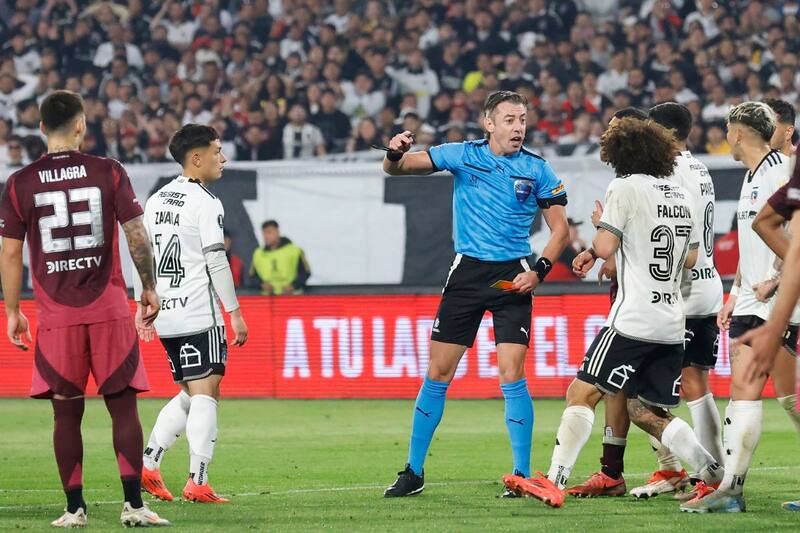 El árbitro Raphael Claus enfrentado con Maximiliano Falcón, en el partido de ida de los cuartos de final de la Libertadores, ante River Plate. Foto: Agencia Aton.