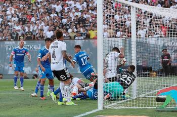 Revelan los audios del VAR en la milimétrica jugada que terminó en gol anulado a Colo Colo frente a la U