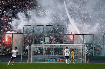 Decisión tomada: Colo Colo no será castigado por la pirotecnia y bengalas de los hinchas en el Clásico ante la UC