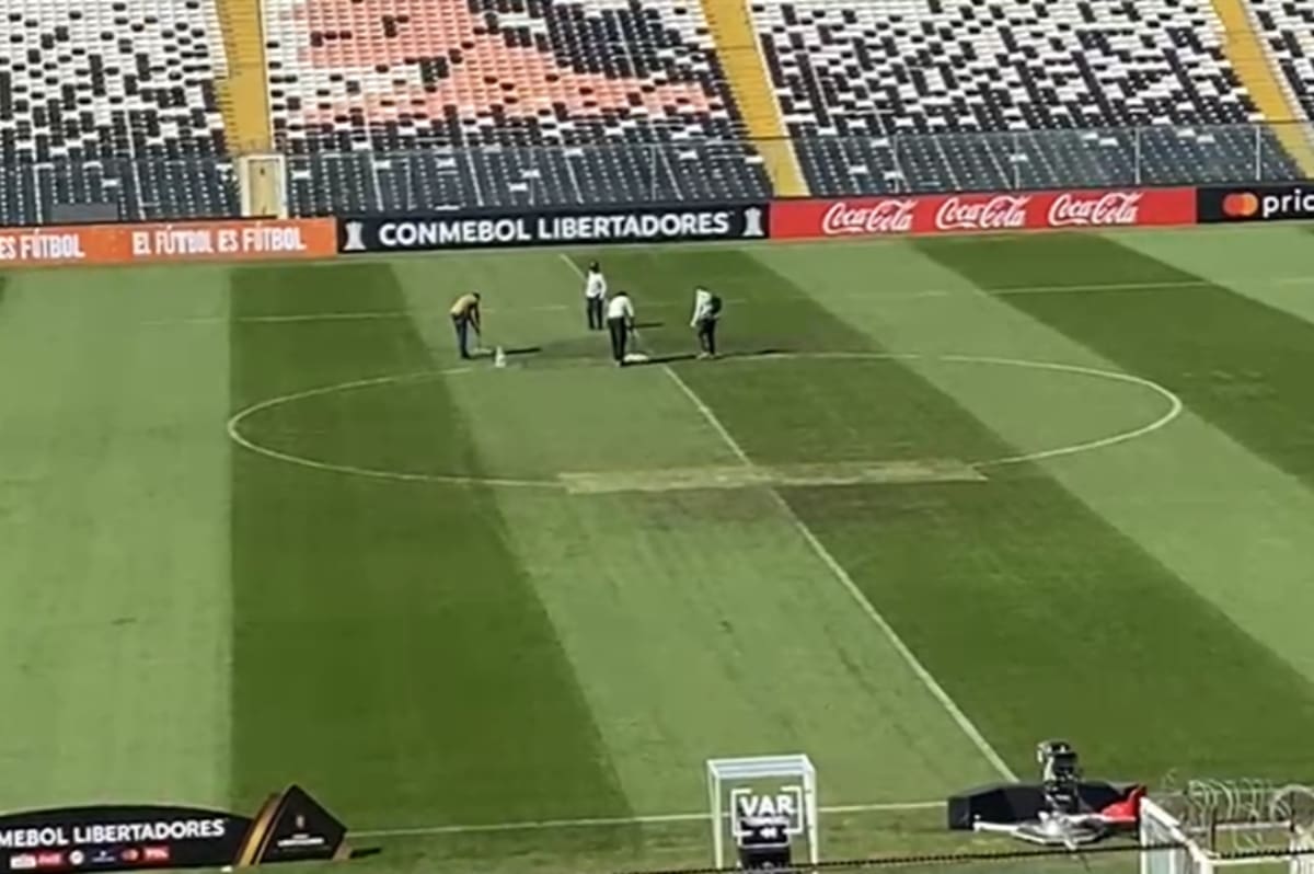En Argentina denuncian mal estado de la cancha del Estadio Monumental para recibir a Boca Juniors.