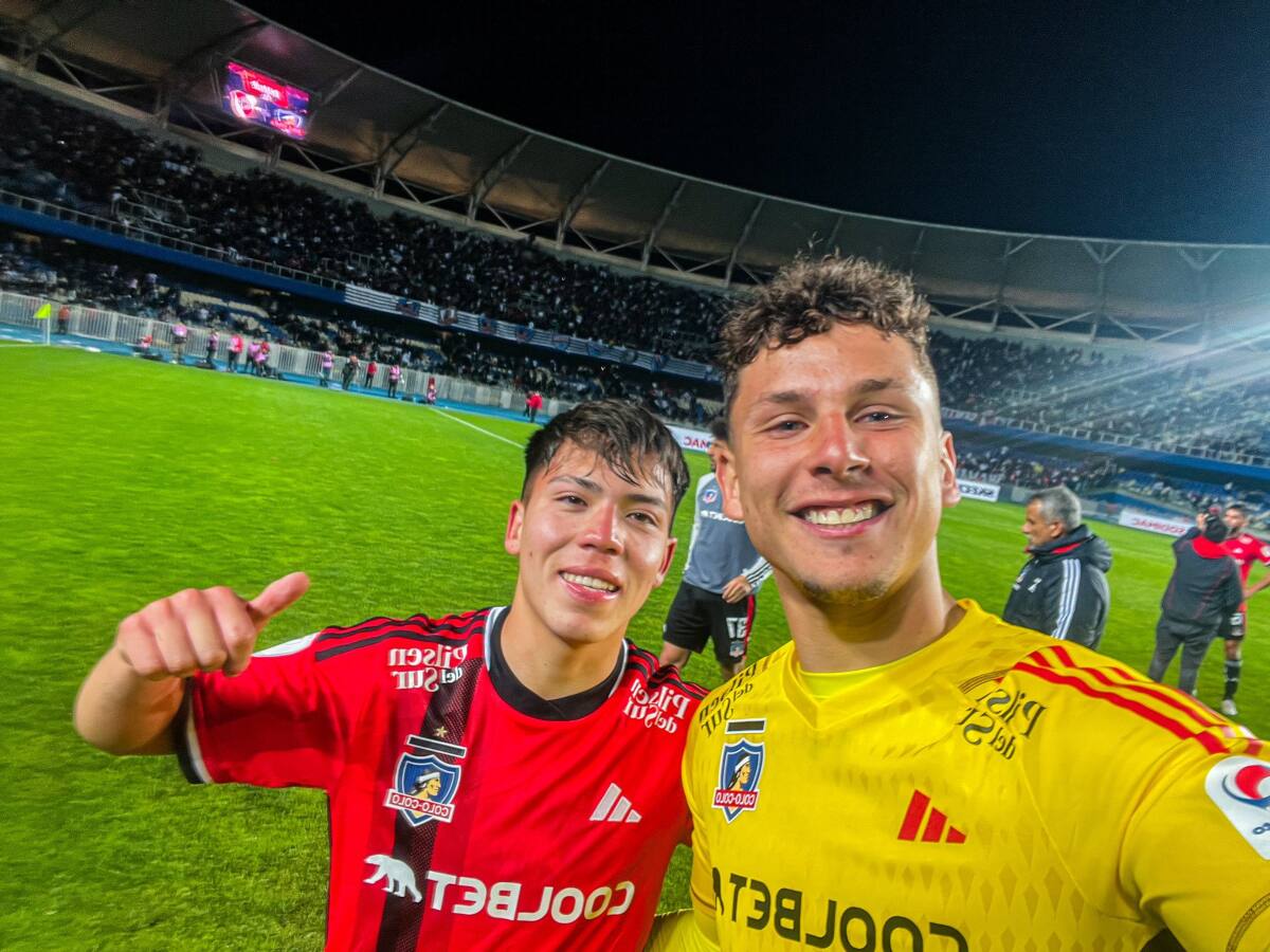 Martín Ballesteros, junto con Leandro Hernández, en su debut en Colo Colo. (Foto: Colo Colo)