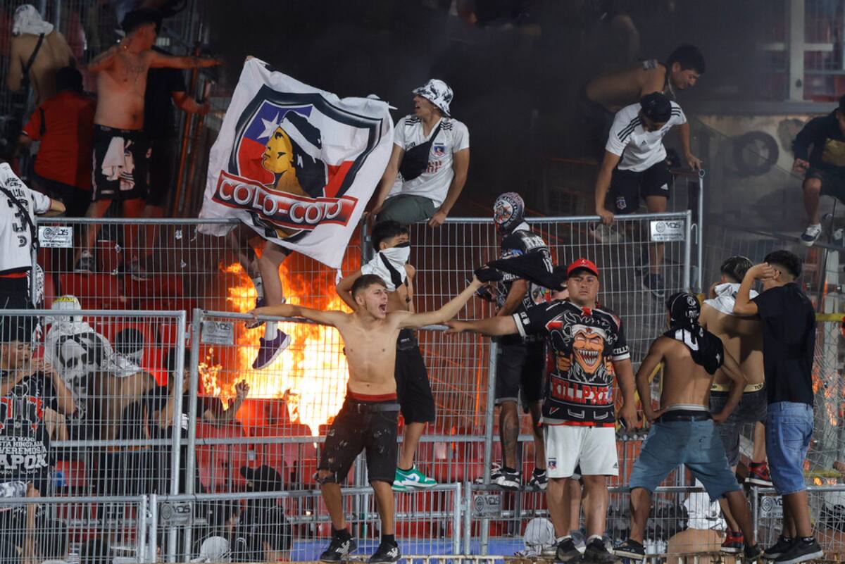 Hinchas de Colo Colo realizando desmanes en el Estadio Nacional.