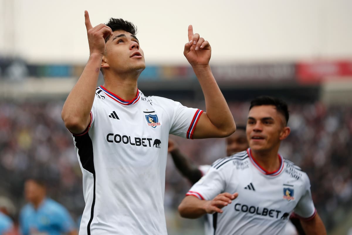 Damián Pizarro con la camiseta de Colo Colo.