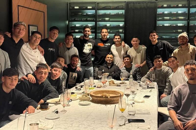 Jugadores de Colo Colo se reunieron tras el entrenamiento.