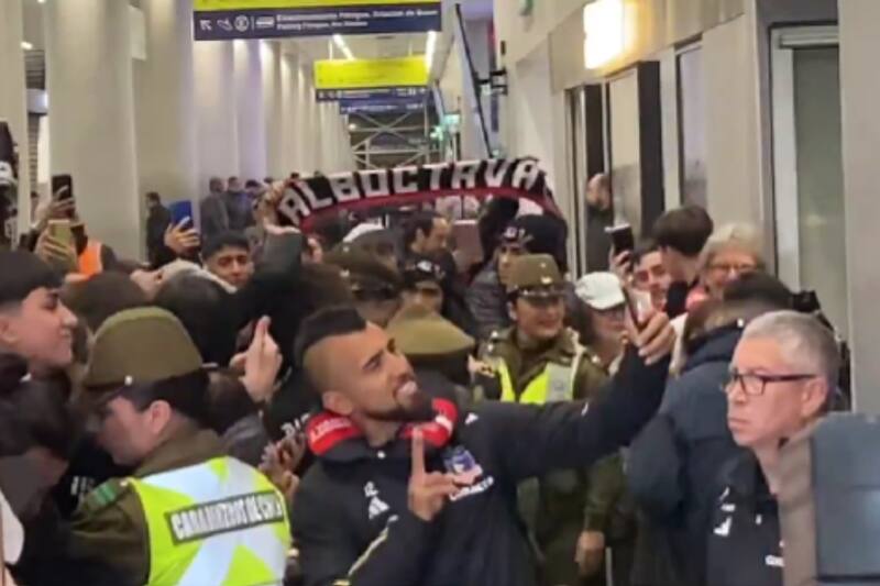 Arturo Vidal, junto a los hinchas albos en el aeropuerto.