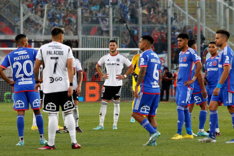 enfrentando a Universidad de Chile en el Superclásico (Foto: Aton)