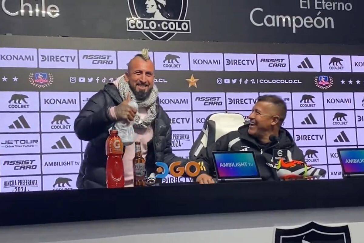 El doble de Arturo Vidal irrumpe en la conferencia de prensa de Jorge Almirón.