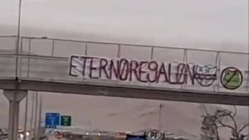 El hostil recibimiento de hinchas de la U a Colo Colo en Copiapó: “Eterno regalón”