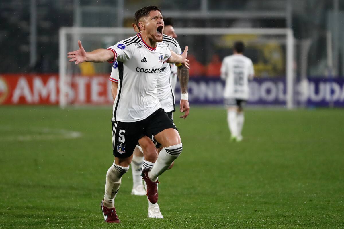 Leonardo Gil fue la figura de la noche en el monumental al anotar los dos goles del triunfo albo. Foto: Agencia Aton.