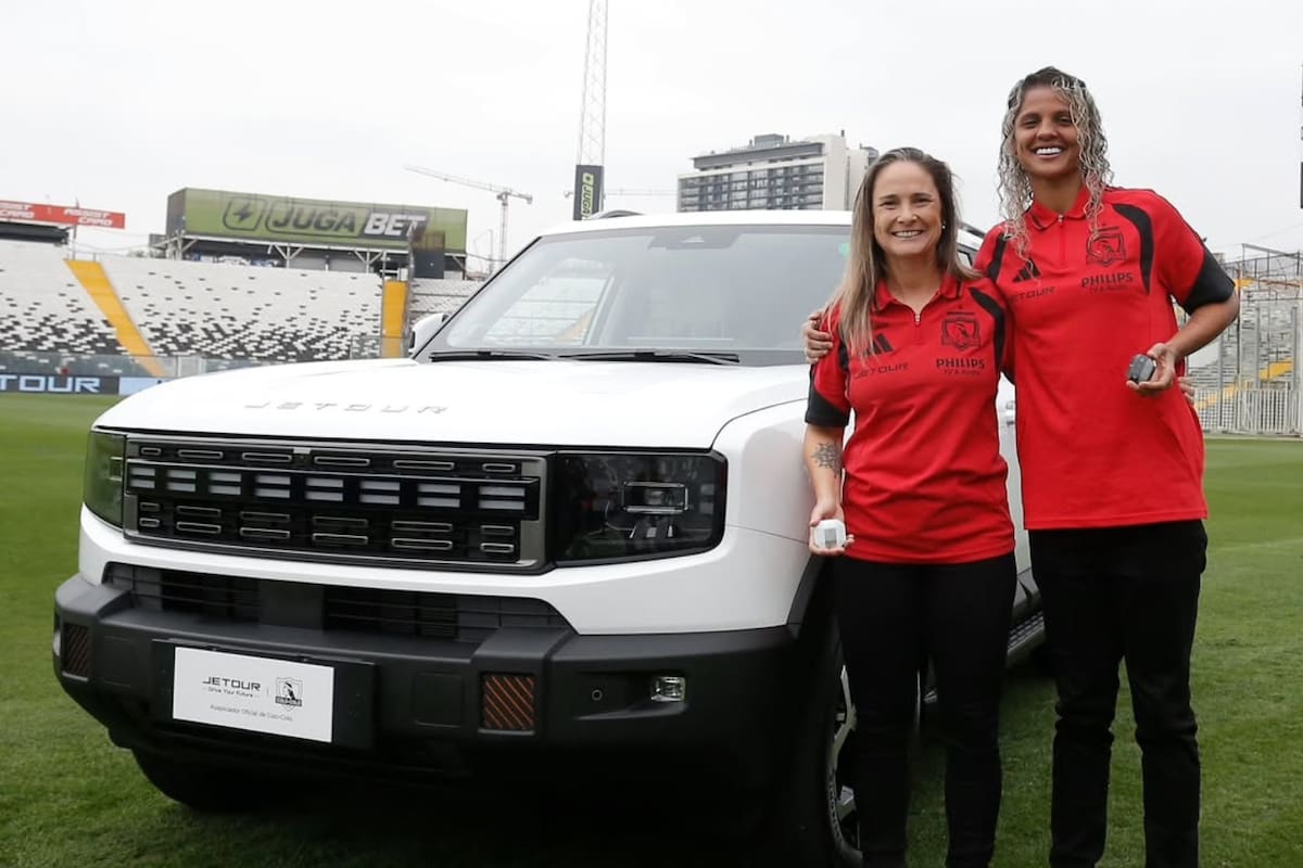 Las jugadoras del club recibieron autos de regalo. Foto: Colo Colo.