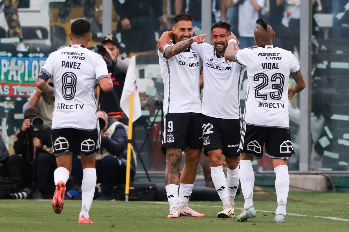 celebrando ante Deportes Iquique en el Monumental. Foto: Aton.