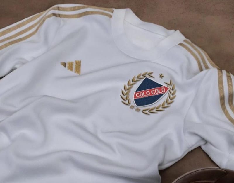 La camiseta que proponen para el Centenario de Colo Colo