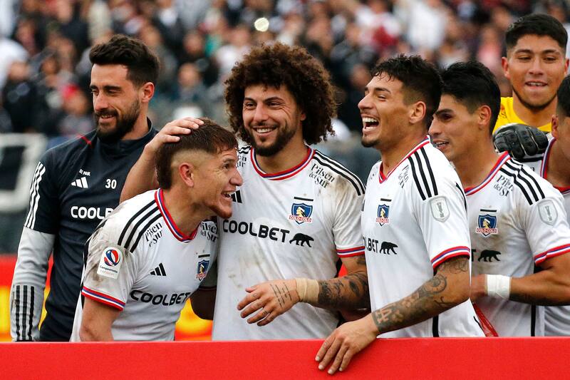 Los jugadores de Colo Colo celebrando el triunfo ante Universidad Católica.