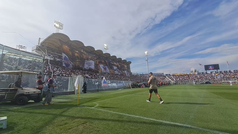 Lienzo de los hinchas que no dejó transmitir de buena forma a TNT Sports. Foto: Felipe Escobedo / En Cancha.