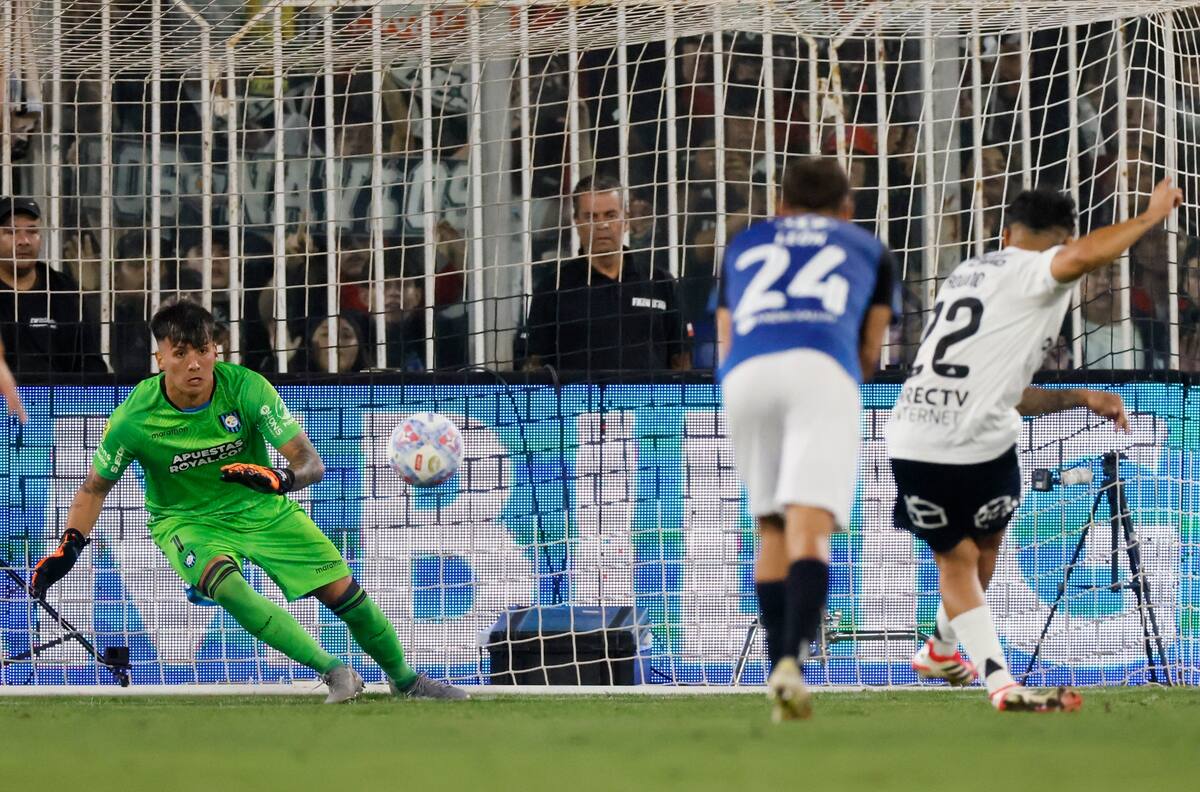 Director de la U explota tras penal cobrado a Colo Colo y hasta la UC salió al baile: “Inexplicable”