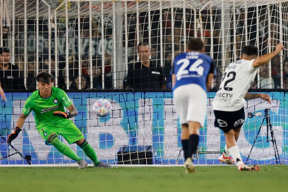 Claudio Aquino convirtió de penal ante Huachipato. Foto: Agencia ATON.