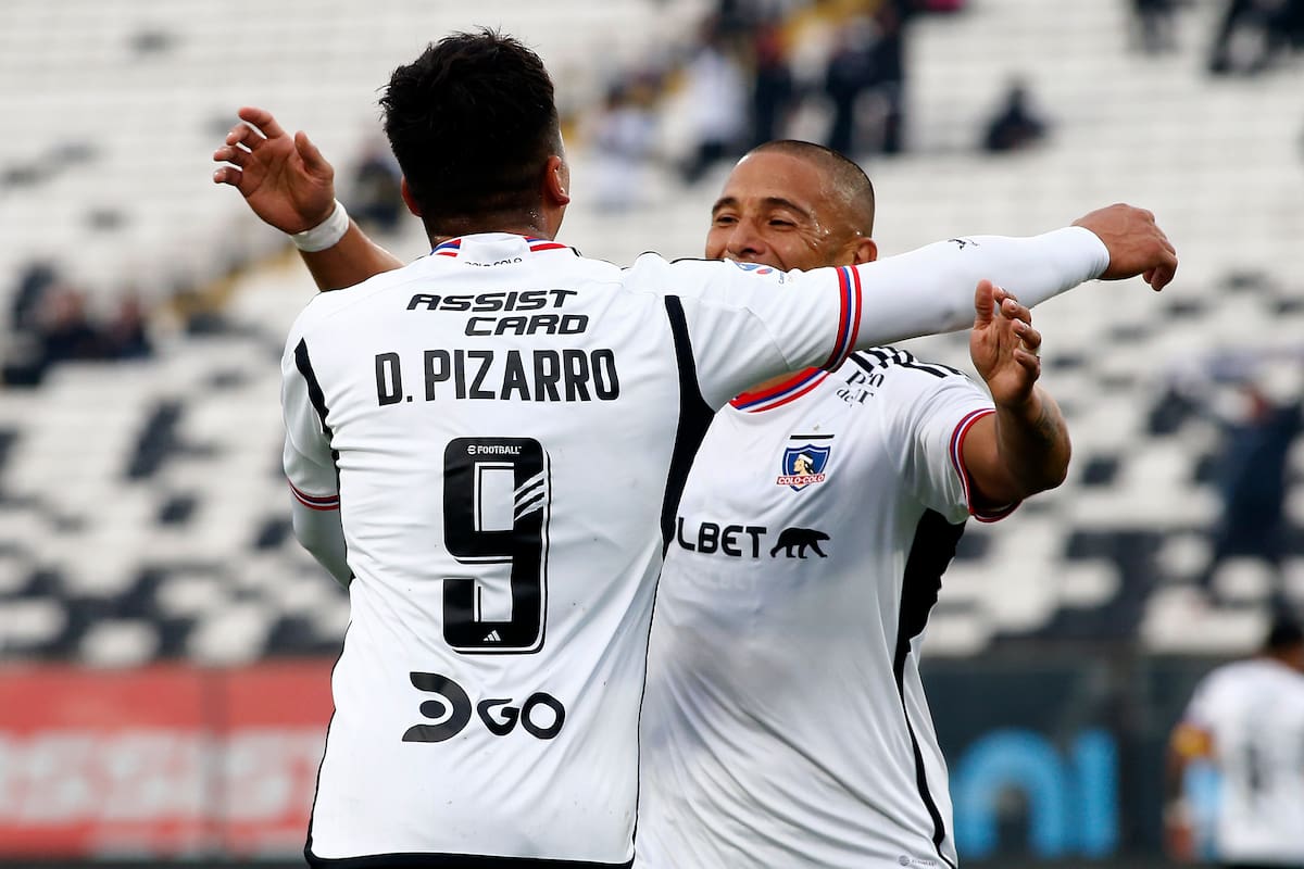 Damián Pizarro celebrando un gol con Leandro Benegas.