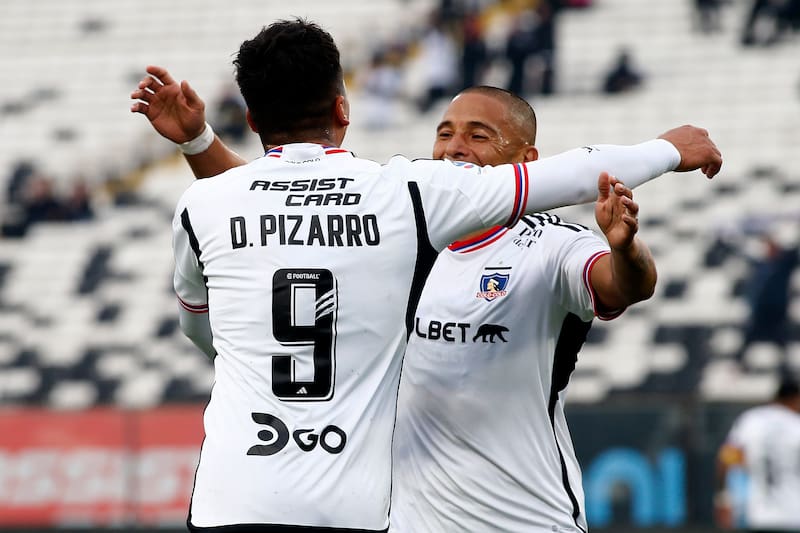 Damián Pizarro celebrando un gol con Leandro Benegas.