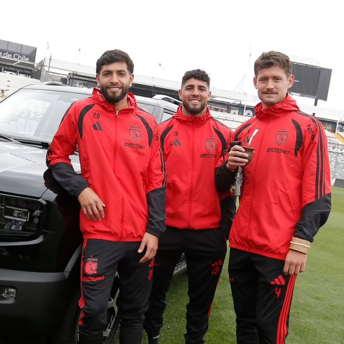 Y ayuda con el alza de la bencina: esto cuestan los autos que le regalaron a los jugadores de Colo Colo