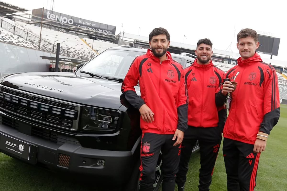 Los jugadores del club recibieron autos de regalo. Foto: Colo Colo.