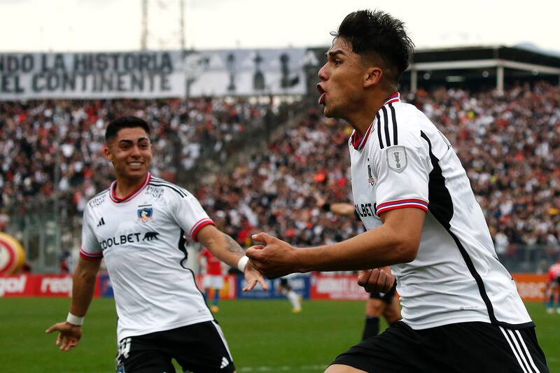 Jordhy Thompson y Damián Pizarro ante la UC en 2023.