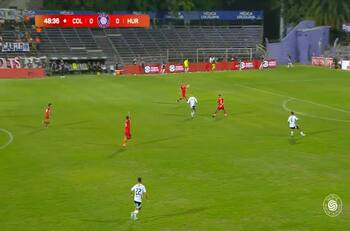 ¿Hubo mano? El golazo de Alexander Oroz para Colo Colo que reclamaron los jugadores de Huracán