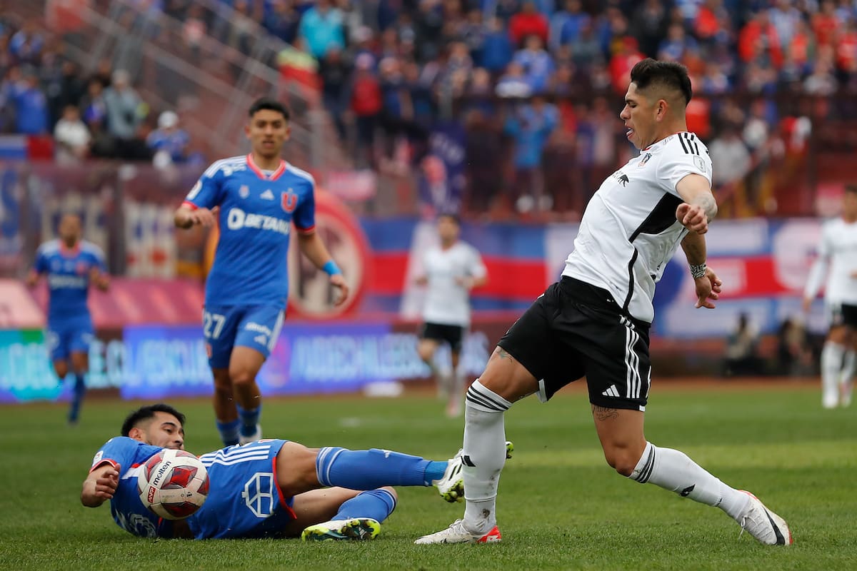 Carlos Palacios disputando el Superclásico frente a la U.