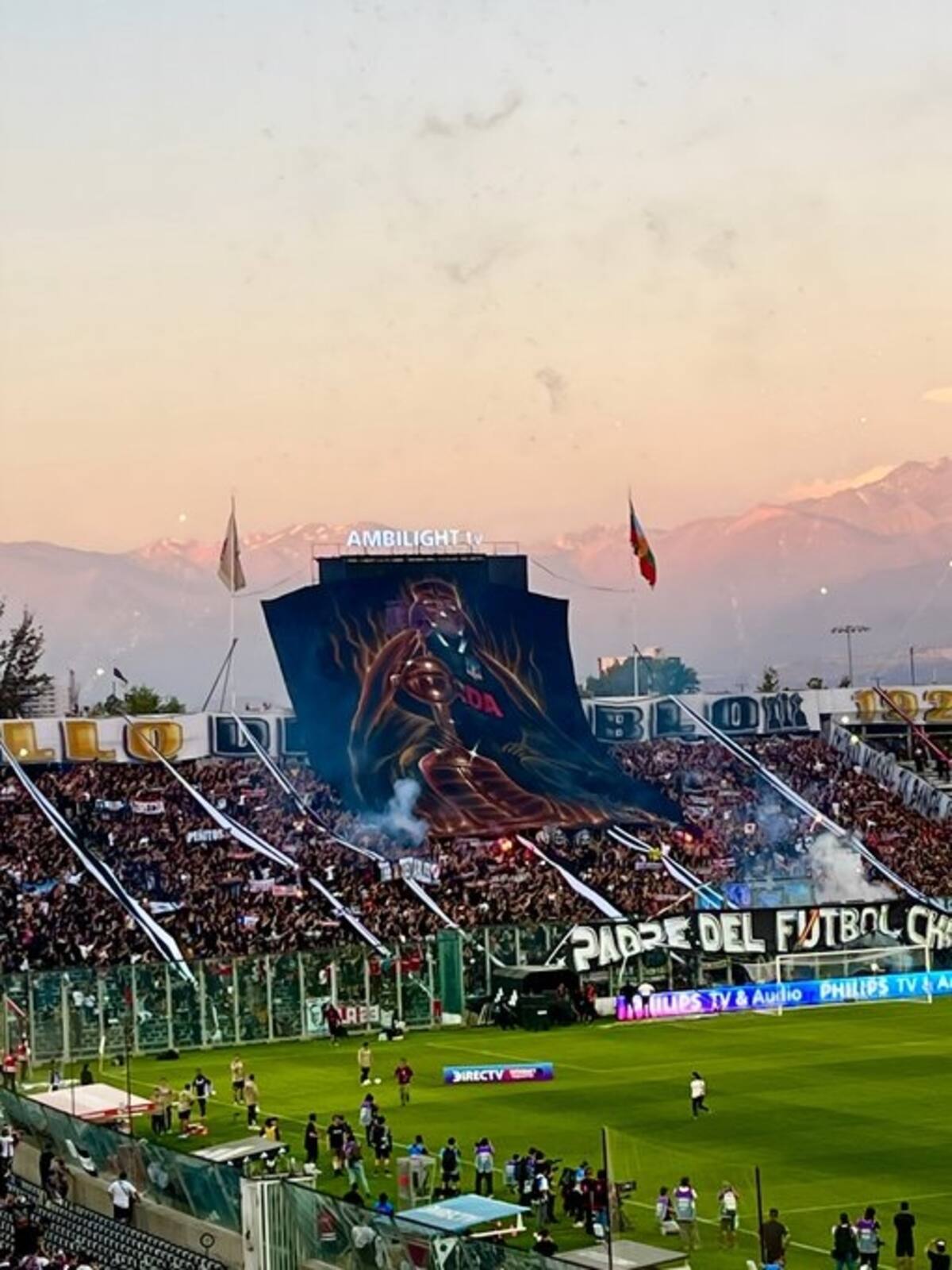 Los hinchas albos desplegaron un enorme lienzo con el mensaje: "El padre del fútbol chileno".