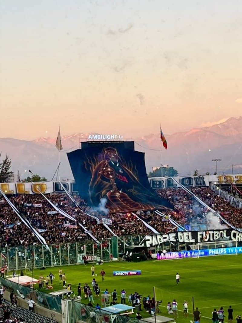 Los hinchas albos desplegaron un enorme lienzo con el mensaje: "El padre del fútbol chileno".