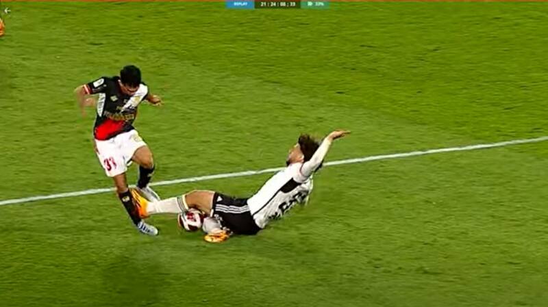 Así fue la patada que provocó la expulsión de Maximiliano Falcón en el duelo entre Colo Colo y Curicó Unido.