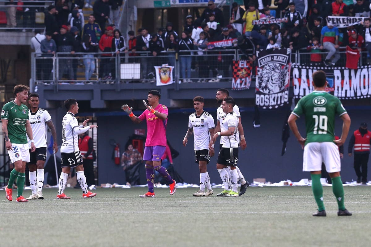 Colo Colo y sus hinchas recibieron grave denuncia en la victoria contra Audax Italiano. Foto: Javier Salvo/Photosport