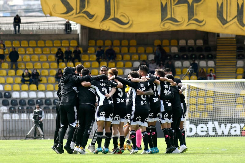 Colo Colo celebrando su título 33 como visitante sin sus hinchas.