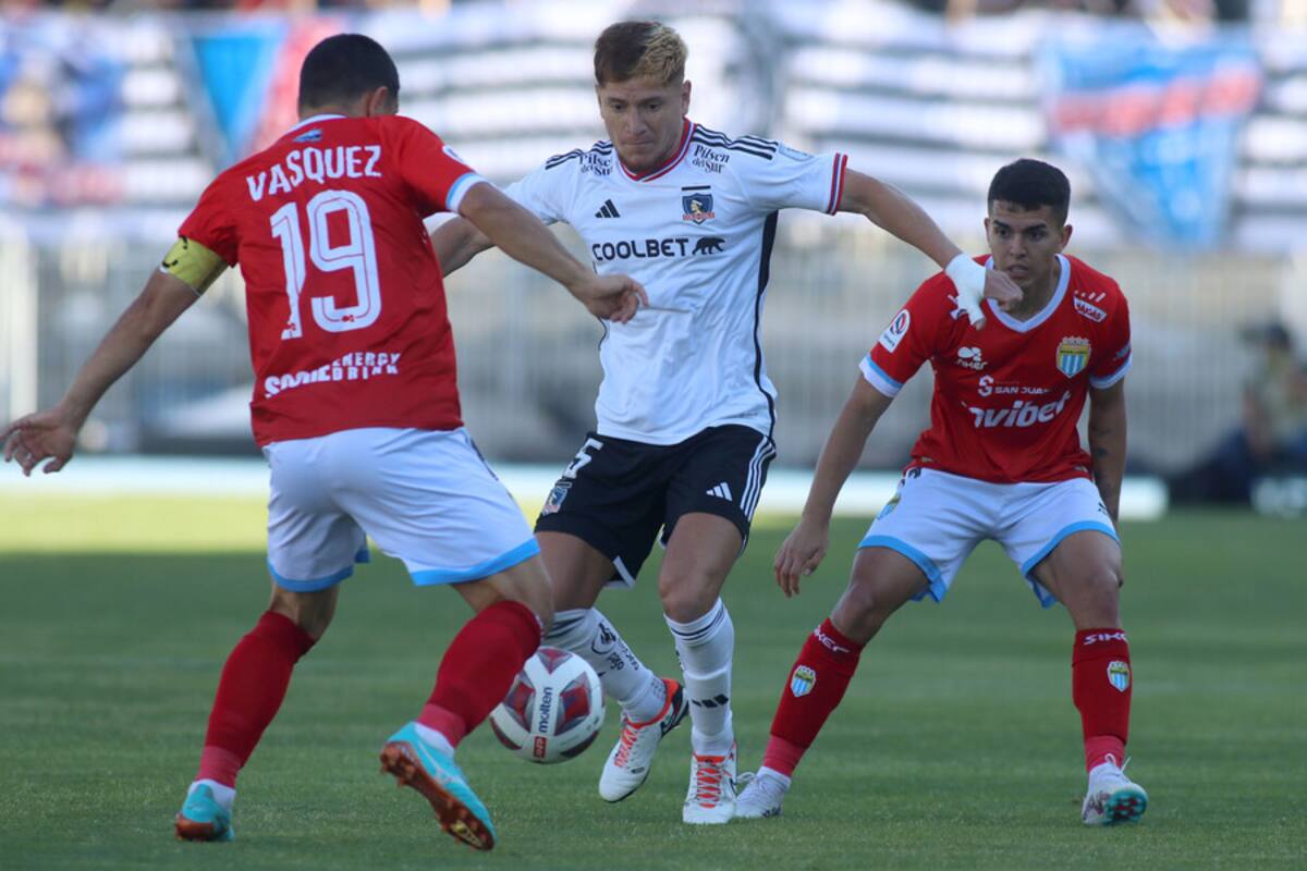 El jugador de Magallanes Ivan Vasquez, izquierda, disputa el balon contra Leonardo Gil de Colo Colo durante el partido de primera division disputado en el estadio El Teniente en Rancagua, Chile,
7/11/2023. Foto: Aton.