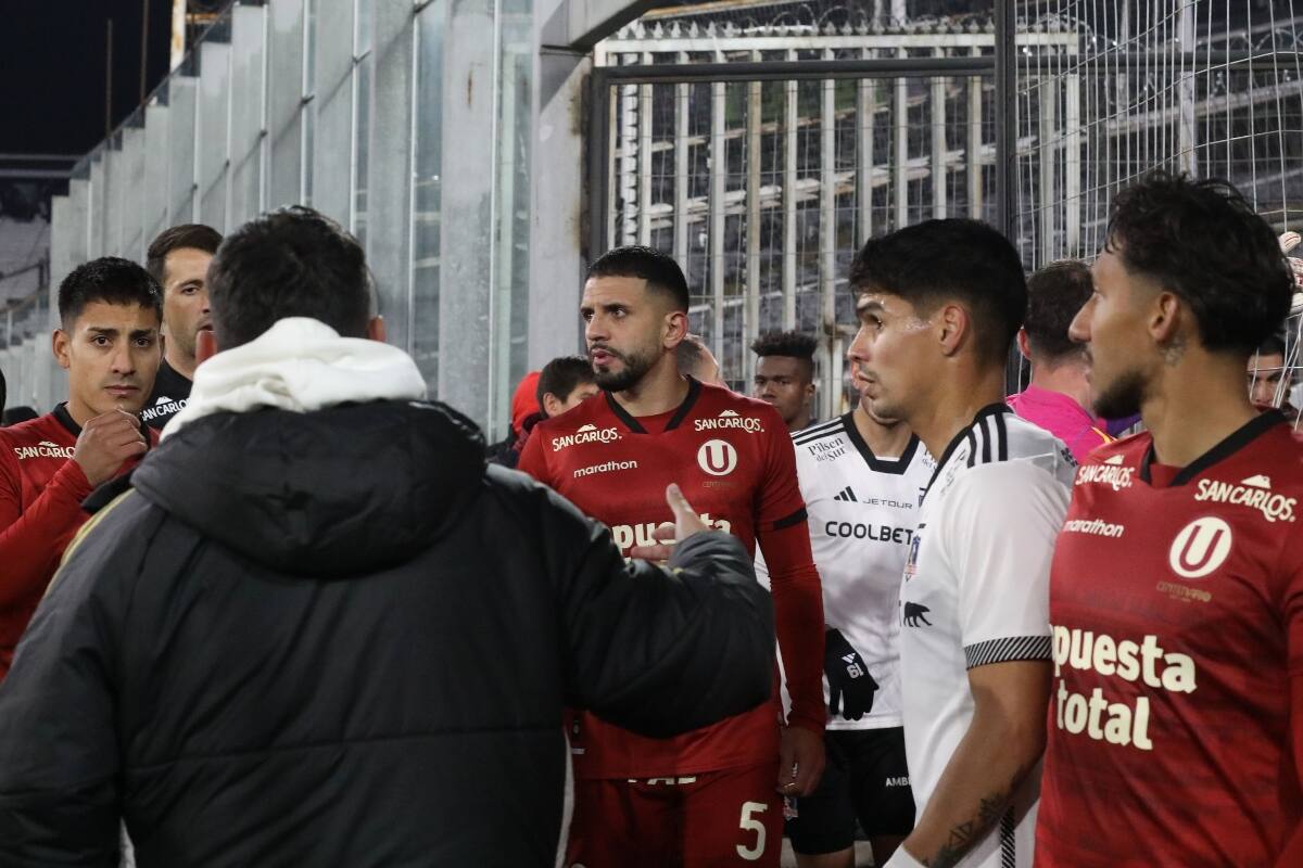 y Universitario de Lima mientras ocurrían los incidentes en el Monumental