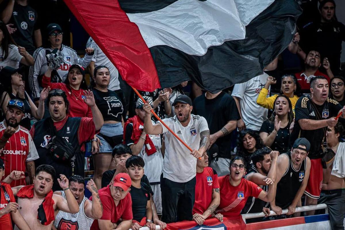 El Club Social deberá pagar millonarias multas por el comportamiento de hinchas en el partido frente a Colegio Los Leones. Foto: Colo Colo Básquetbol