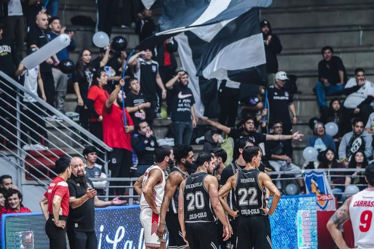 El equipo de baloncesto del Cacique fue castigado por mal comportamiento de los hinchas. Foto: @csydcolocolo