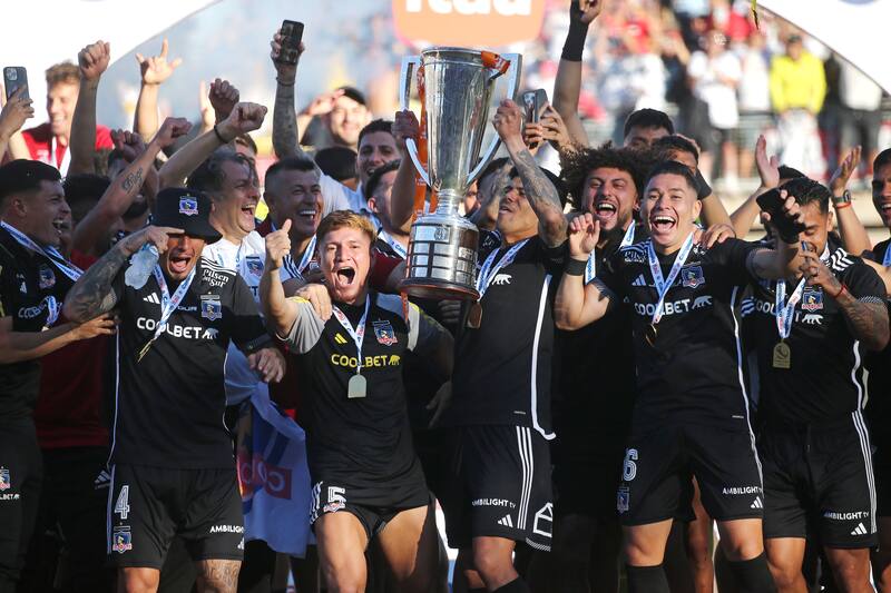 Parte del equipo popular levanta la copa de Campeón 2024. Un logro que se suma a una temporada que lo alza entre los mejores equipos albos de este siglo.