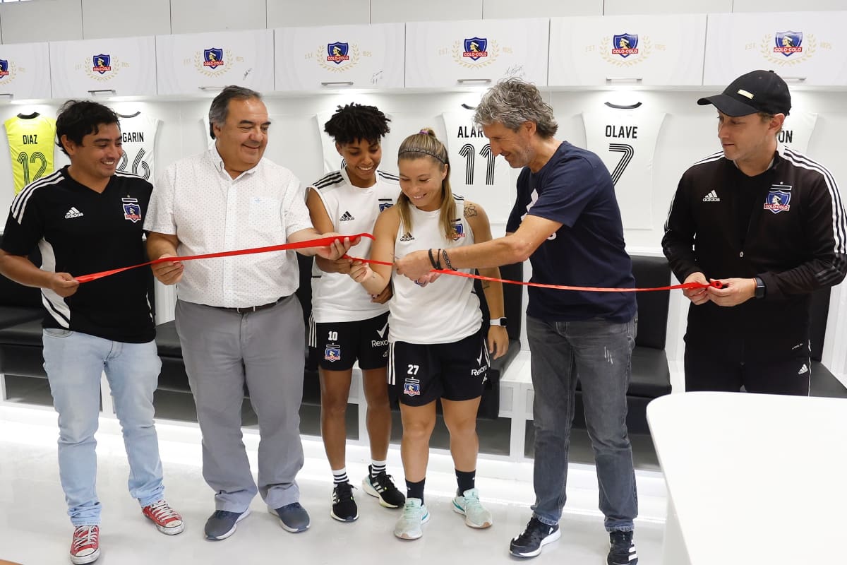 Las futbolistas Yusmery Ascanio y Yanara Aedo, el DT Luis Mena y el director deportivo, Daniel Morón, inauguran el nuevo camarín. Fotos: Prensa Colo Colo.