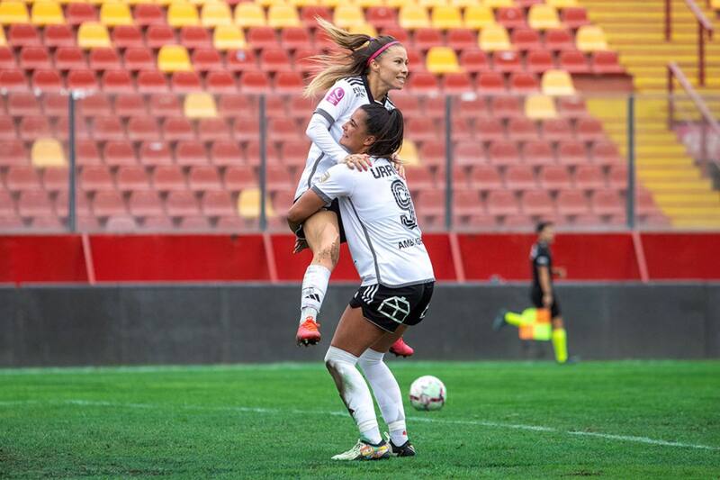 Yanara Aedo celebra junto a María José Urrutia en el triunfo por 2-0 sobre Unión Española. Foto: Campeonato Chileno.