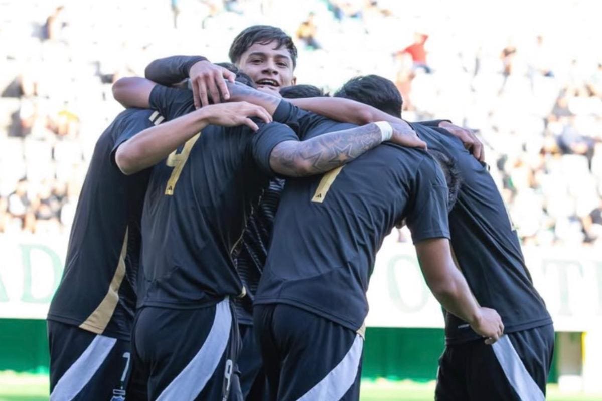 La Proyección del Cacique cayópor 3-2 ante Deportes Temuco, en el marco de la Tarde Albiverde. Foto: Colo Colo Fútbol Joven.