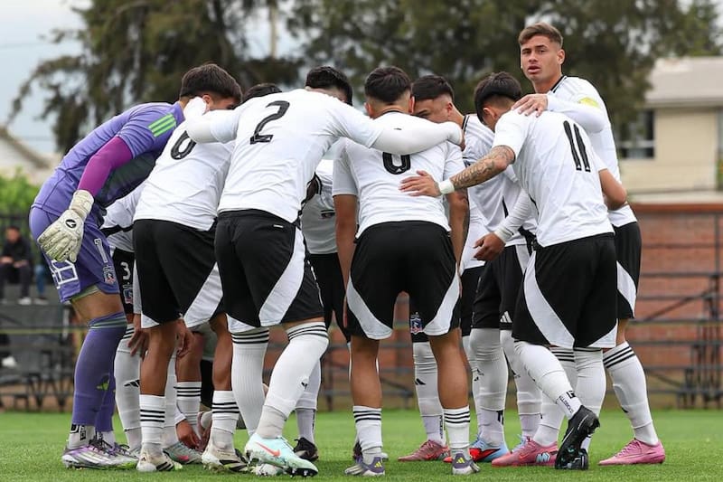 Las categorías Sub 18 y Sub 20 sufrieron la suspensión de sus partidos pendientes ante Deportes Iquique. Foto: Colo Colo Fútbol Joven.