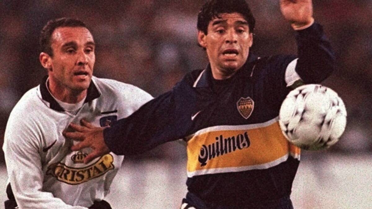 Marcelo Espina intenta quitarle el balón a Diego Maradona en el partido por la Supercopa 1997.