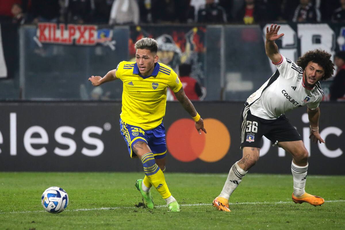Maximiliano Falcón habría respondido a los regaños de Gustavo Quinteros en el camarín de Colo Colo, tras la derrota ante Boca Juniors. Foto: Agencia Aton.