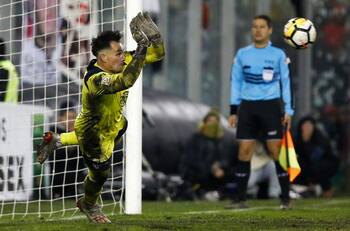 Darío Melo se lució con esta atajada en la práctica de Colo-Colo