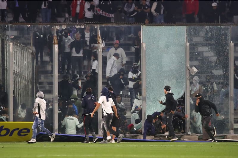 El partido se encuentra suspendido, por desmanes producidos por los hinchas albos. Foto: Agencia Aton.