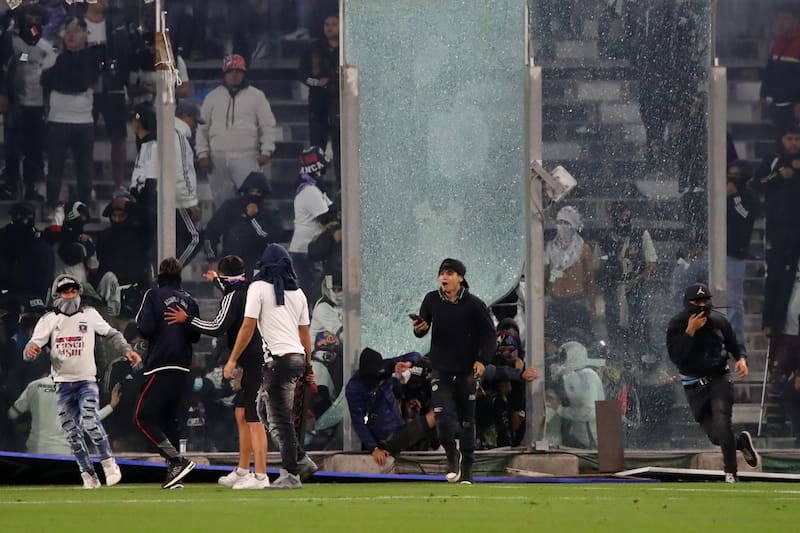 Hechos de violencia obligaron a suspender el partido. /Photosport