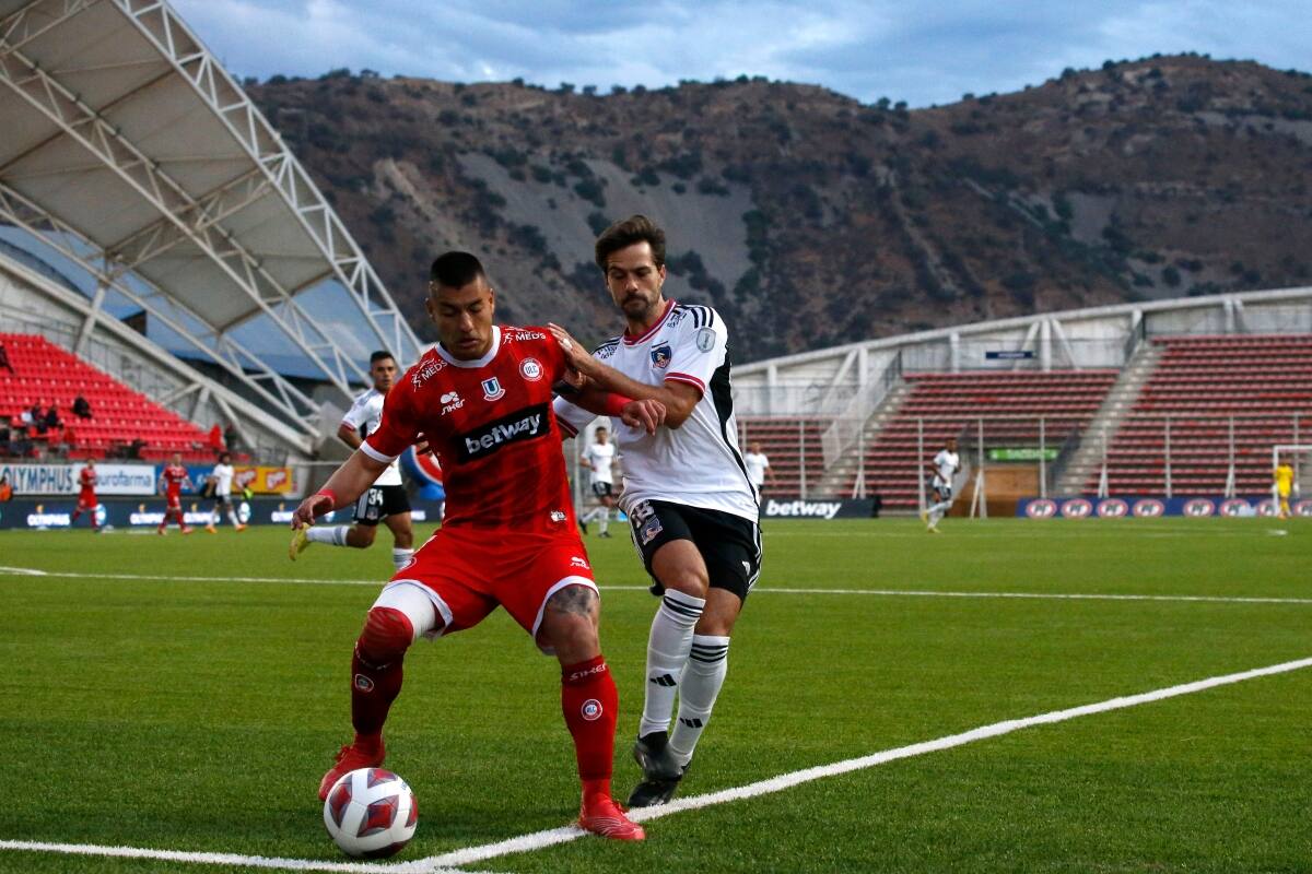 Si Colo Colo derrota a La Calera quedará un punto sobre Universidad de Chile como único lider del Campeonato Nacional.