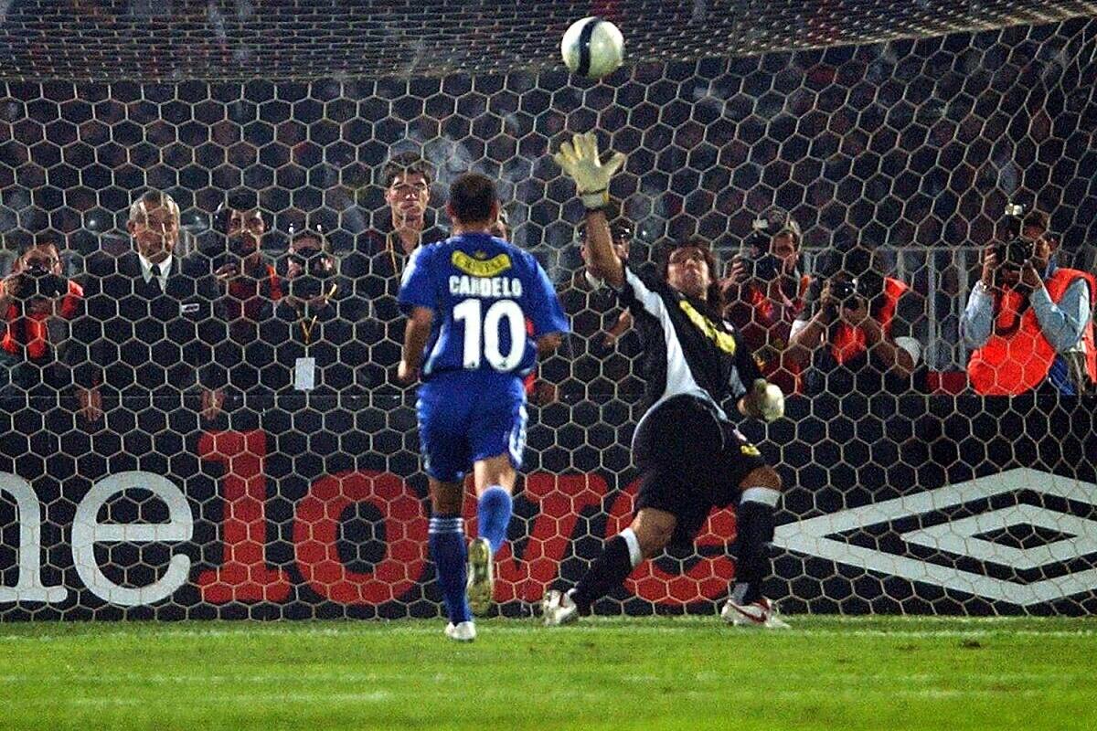 Claudio Bravo le atajó el penal a Mayer Candelo.