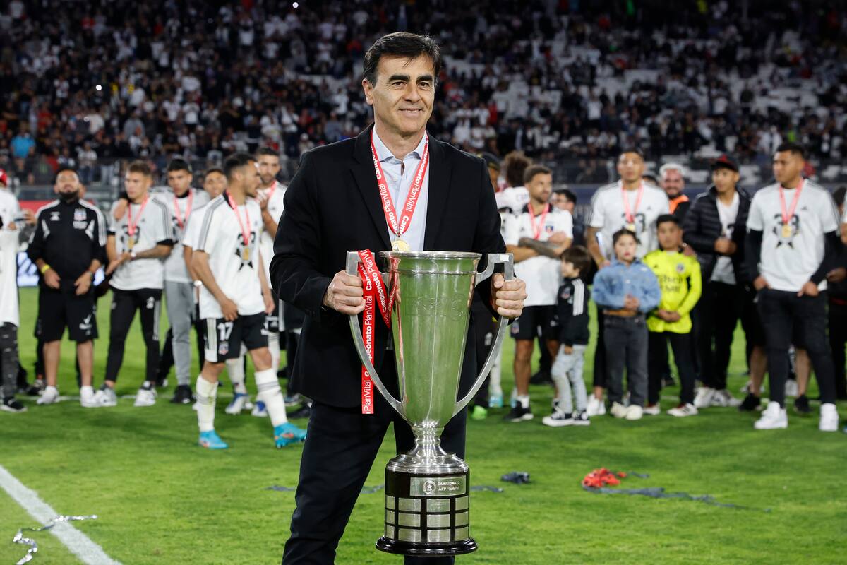 El actual técnico de Vélez Sarsfield posa con la copa de Colo Colo campeón 2022, quizás el momento deportivo más feliz de su paso por Chile.