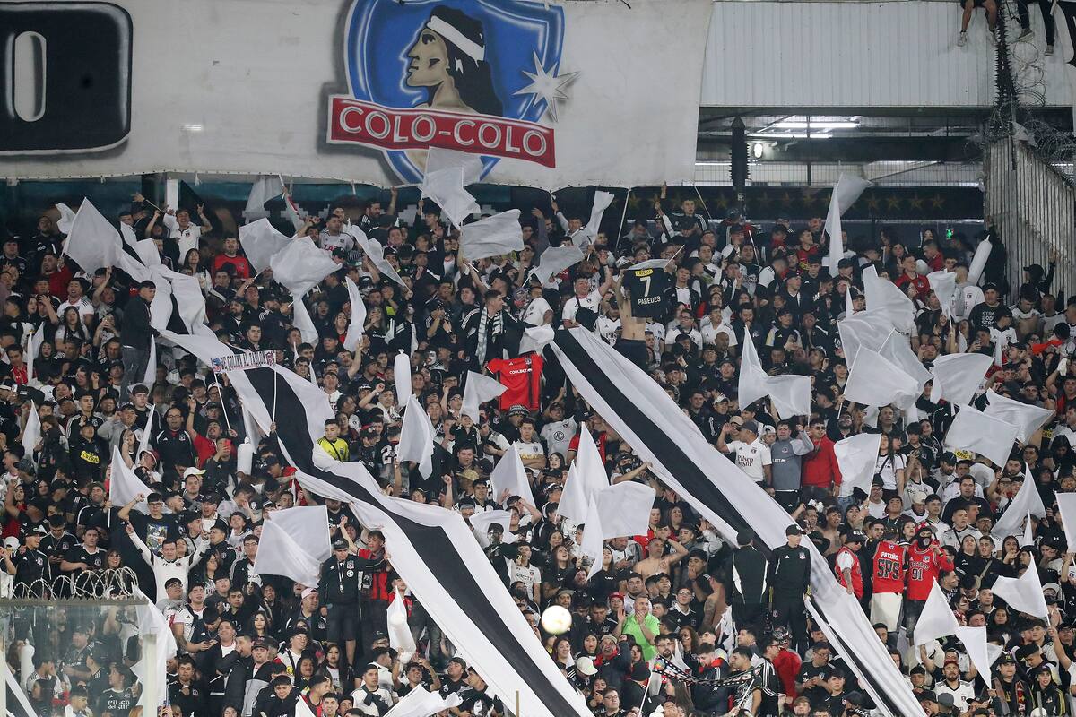 Hinchas albos sufrieron un accidente rumbo al Aeropuerto.